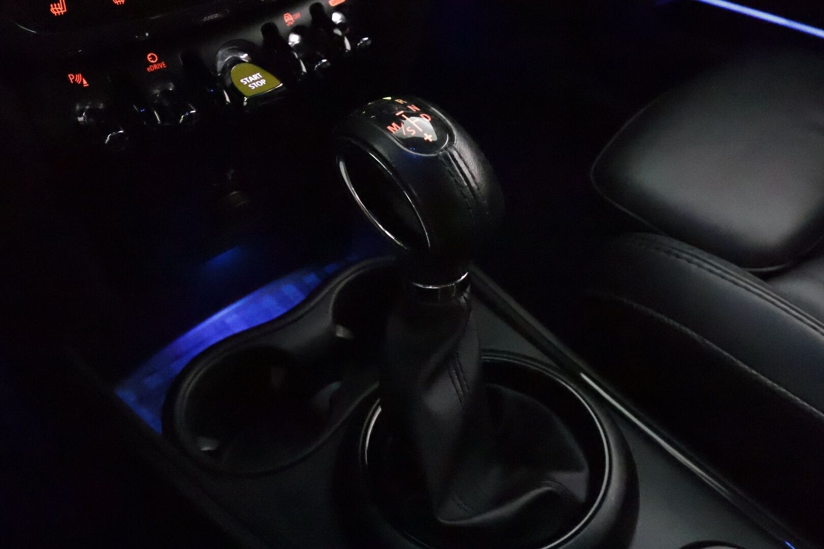 Mini Countryman 2019 Cooper SE ALL4 **Harman/Kardon / HUD / Adapt.Vakkari / LED-valot / P.Kamera / Sporttipenkki Muistilla / Navi / Keyless** - 2x Latauskaapelit / Kahdet Renkaat