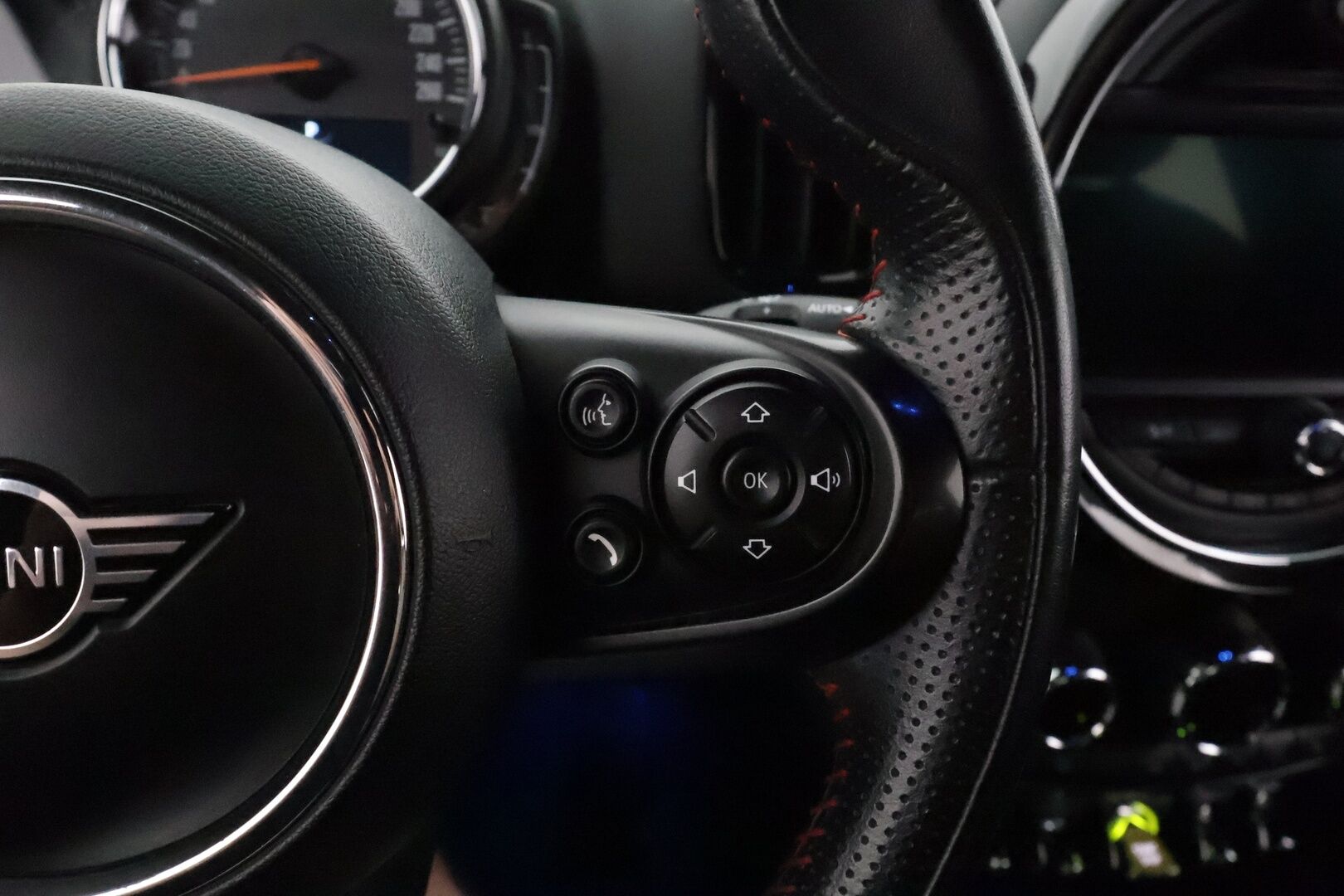 Mini Countryman 2019 Cooper SE ALL4 **Harman/Kardon / HUD / Adapt.Vakkari / LED-valot / P.Kamera / Sporttipenkki Muistilla / Navi / Keyless** - 2x Latauskaapelit / Kahdet Renkaat