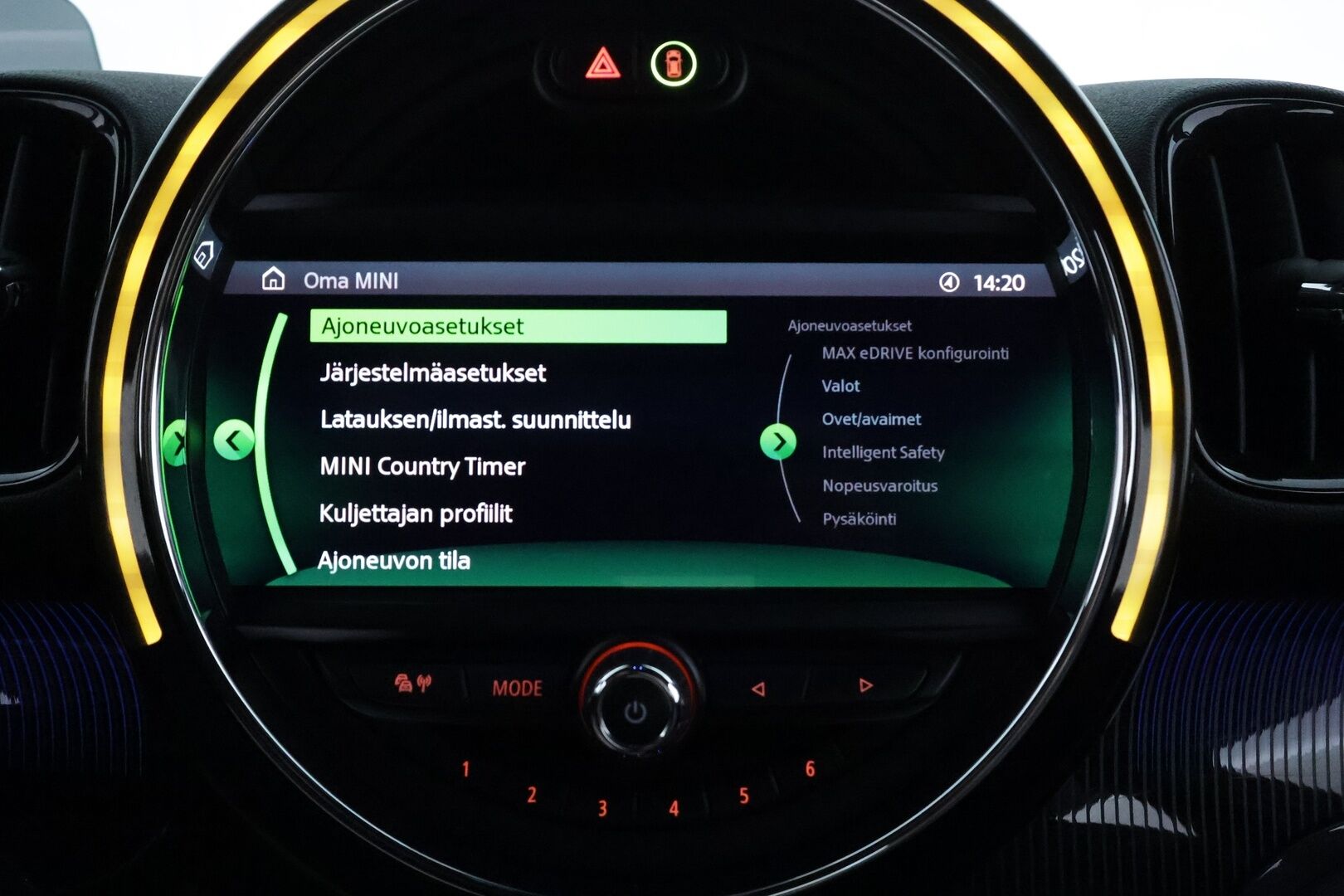 Mini Countryman 2019 Cooper SE ALL4 **Harman/Kardon / HUD / Adapt.Vakkari / LED-valot / P.Kamera / Sporttipenkki Muistilla / Navi / Keyless** - 2x Latauskaapelit / Kahdet Renkaat