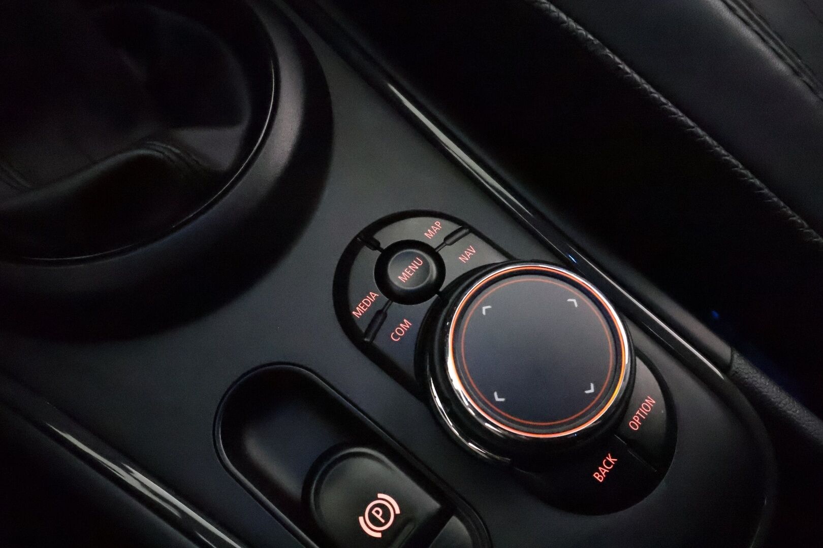 Mini Countryman 2019 Cooper SE ALL4 **Harman/Kardon / HUD / Adapt.Vakkari / LED-valot / P.Kamera / Sporttipenkki Muistilla / Navi / Keyless** - 2x Latauskaapelit / Kahdet Renkaat