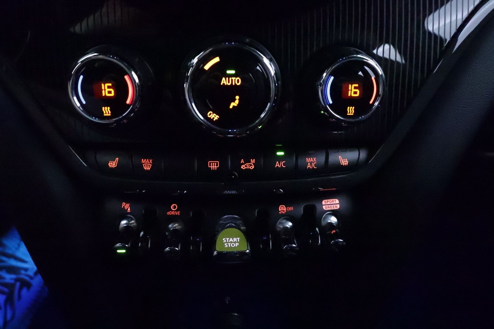 Mini Countryman 2019 Cooper SE ALL4 **Harman/Kardon / HUD / Adapt.Vakkari / LED-valot / P.Kamera / Sporttipenkki Muistilla / Navi / Keyless** - 2x Latauskaapelit / Kahdet Renkaat