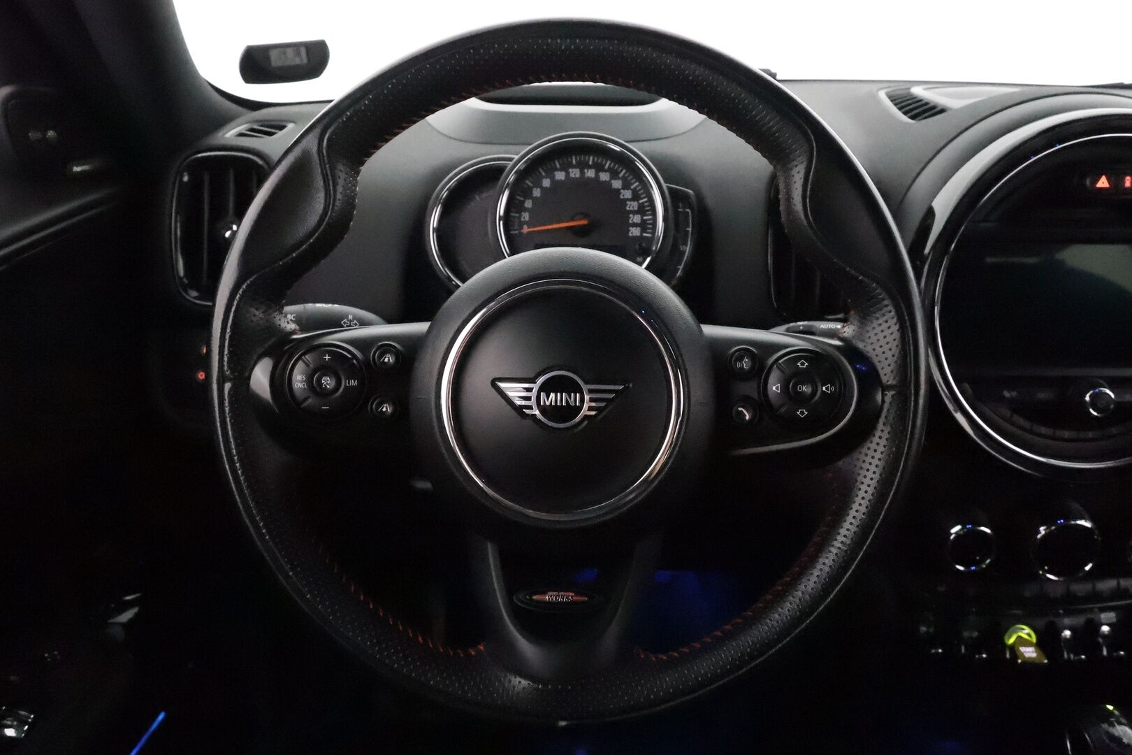 Mini Countryman 2019 Cooper SE ALL4 **Harman/Kardon / HUD / Adapt.Vakkari / LED-valot / P.Kamera / Sporttipenkki Muistilla / Navi / Keyless** - 2x Latauskaapelit / Kahdet Renkaat