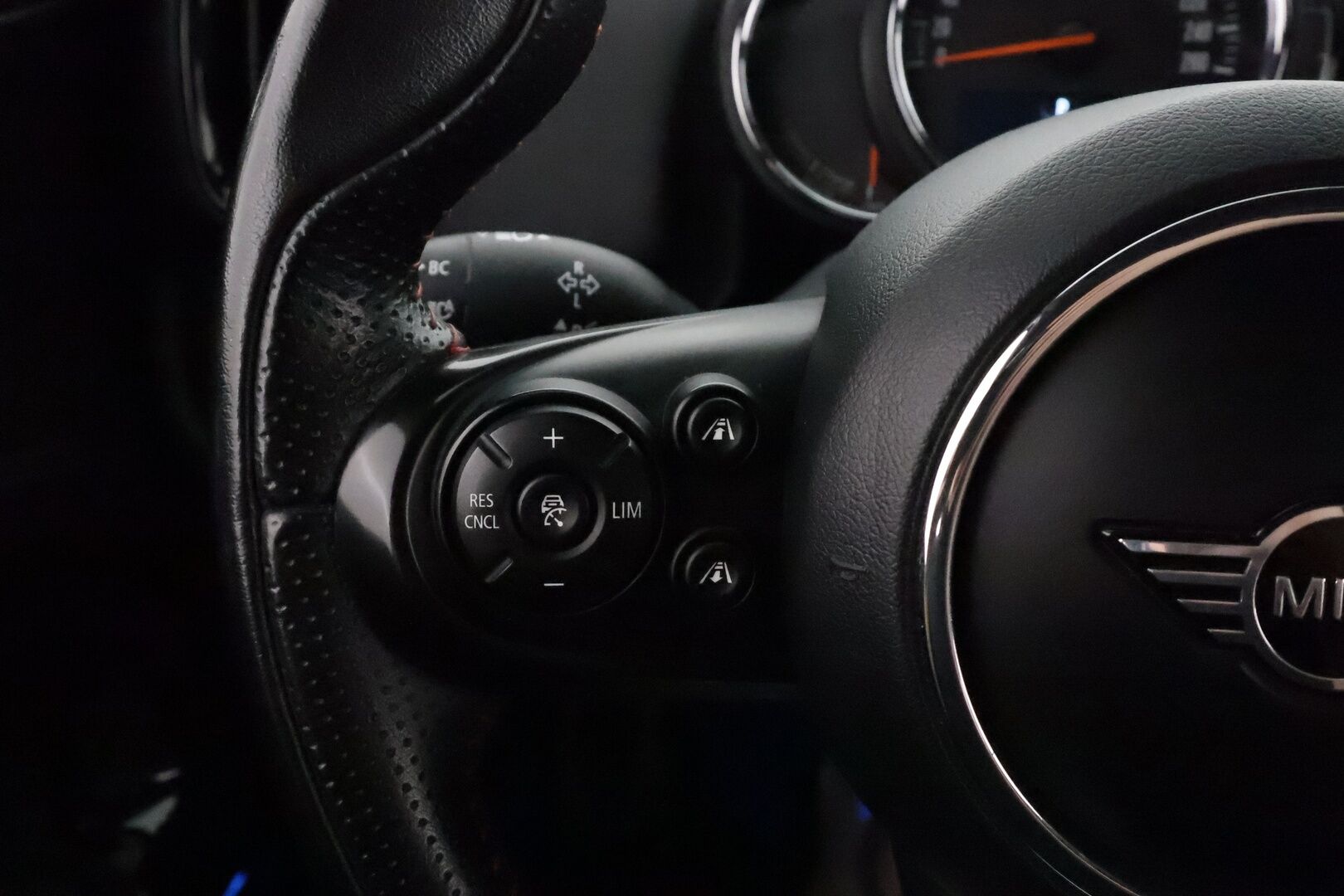 Mini Countryman 2019 Cooper SE ALL4 **Harman/Kardon / HUD / Adapt.Vakkari / LED-valot / P.Kamera / Sporttipenkki Muistilla / Navi / Keyless** - 2x Latauskaapelit / Kahdet Renkaat