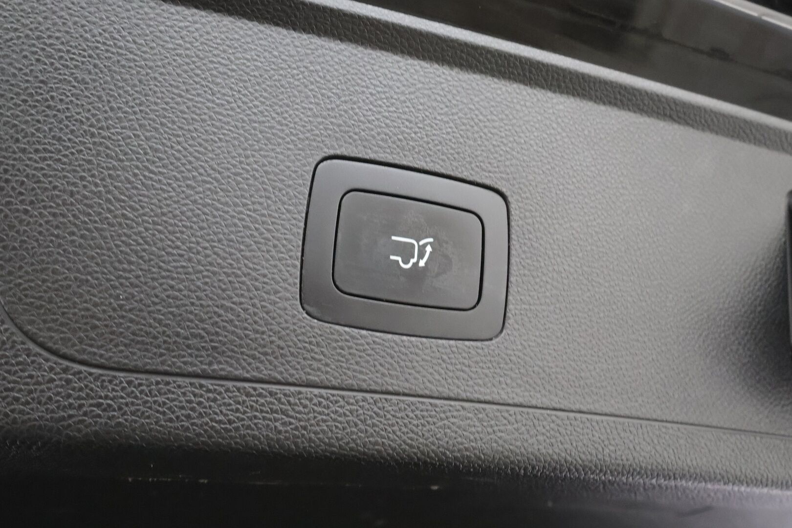 Maxus Euniq 6 2023 Grand Suv - | Panorama | ACC | 360 | Sähköpenkit | Full-LED | Nahkaverhoilu | Katveavustin | Kaistavahti | Keyless | Digimittaristo | Suomi-auto | 2x Latauskaapelit |