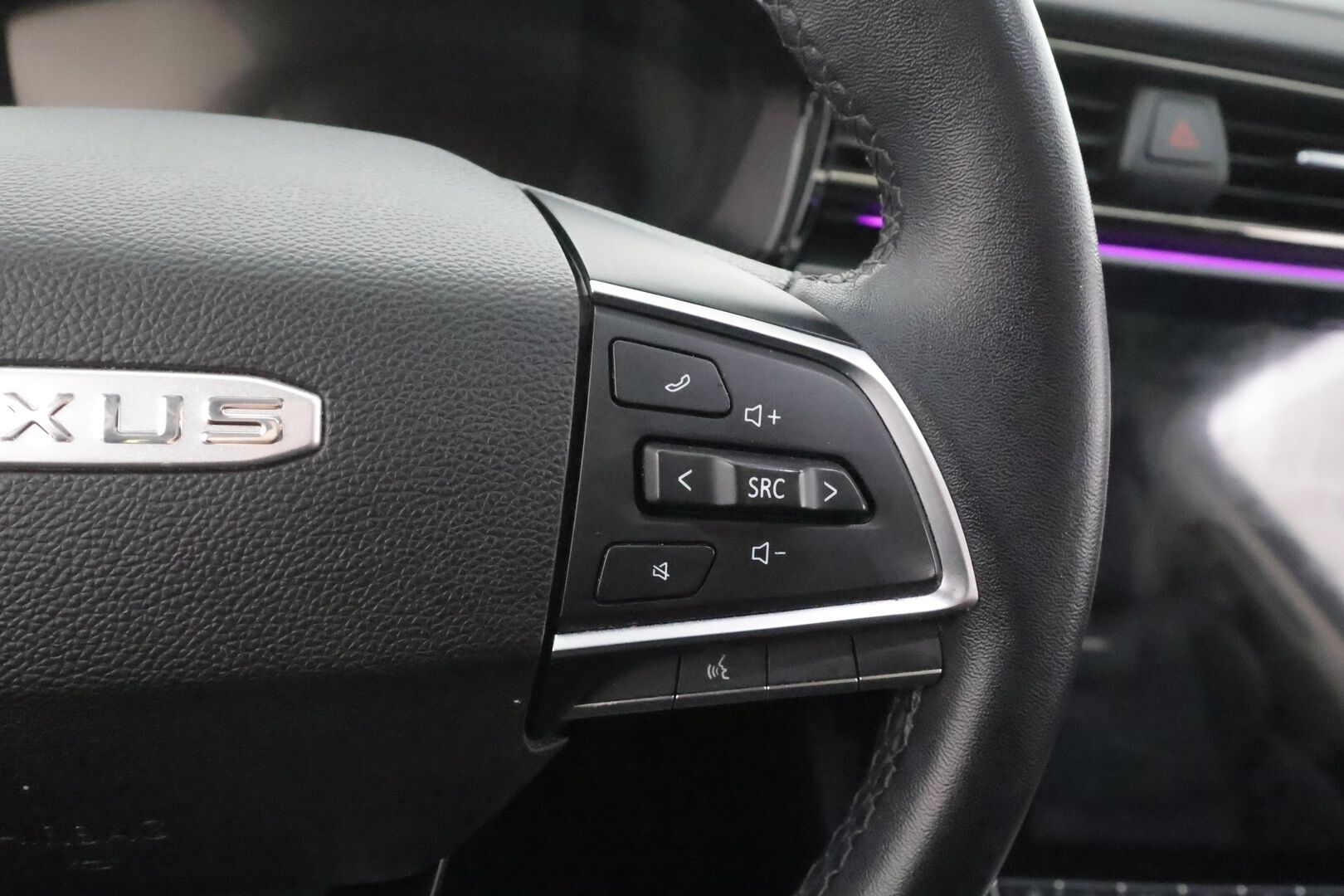 Maxus Euniq 6 2023 Grand Suv - | Panorama | ACC | 360 | Sähköpenkit | Full-LED | Nahkaverhoilu | Katveavustin | Kaistavahti | Keyless | Digimittaristo | Suomi-auto | 2x Latauskaapelit |