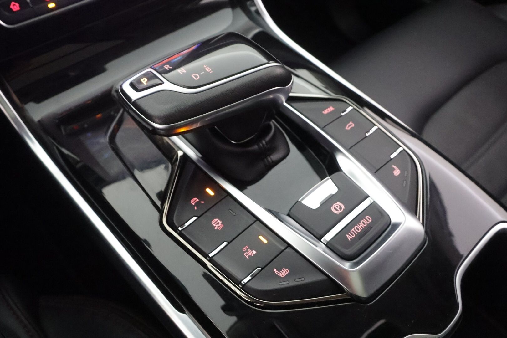 Maxus Euniq 6 2023 Grand Suv - | Panorama | ACC | 360 | Sähköpenkit | Full-LED | Nahkaverhoilu | Katveavustin | Kaistavahti | Keyless | Digimittaristo | Suomi-auto | 2x Latauskaapelit |