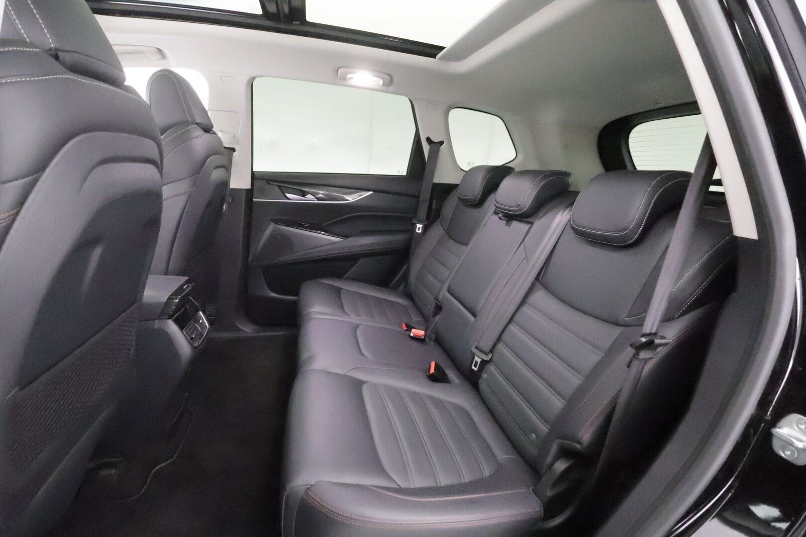 Maxus Euniq 6 2023 Grand Suv - | Panorama | ACC | 360 | Sähköpenkit | Full-LED | Nahkaverhoilu | Katveavustin | Kaistavahti | Keyless | Digimittaristo | Suomi-auto | 2x Latauskaapelit |