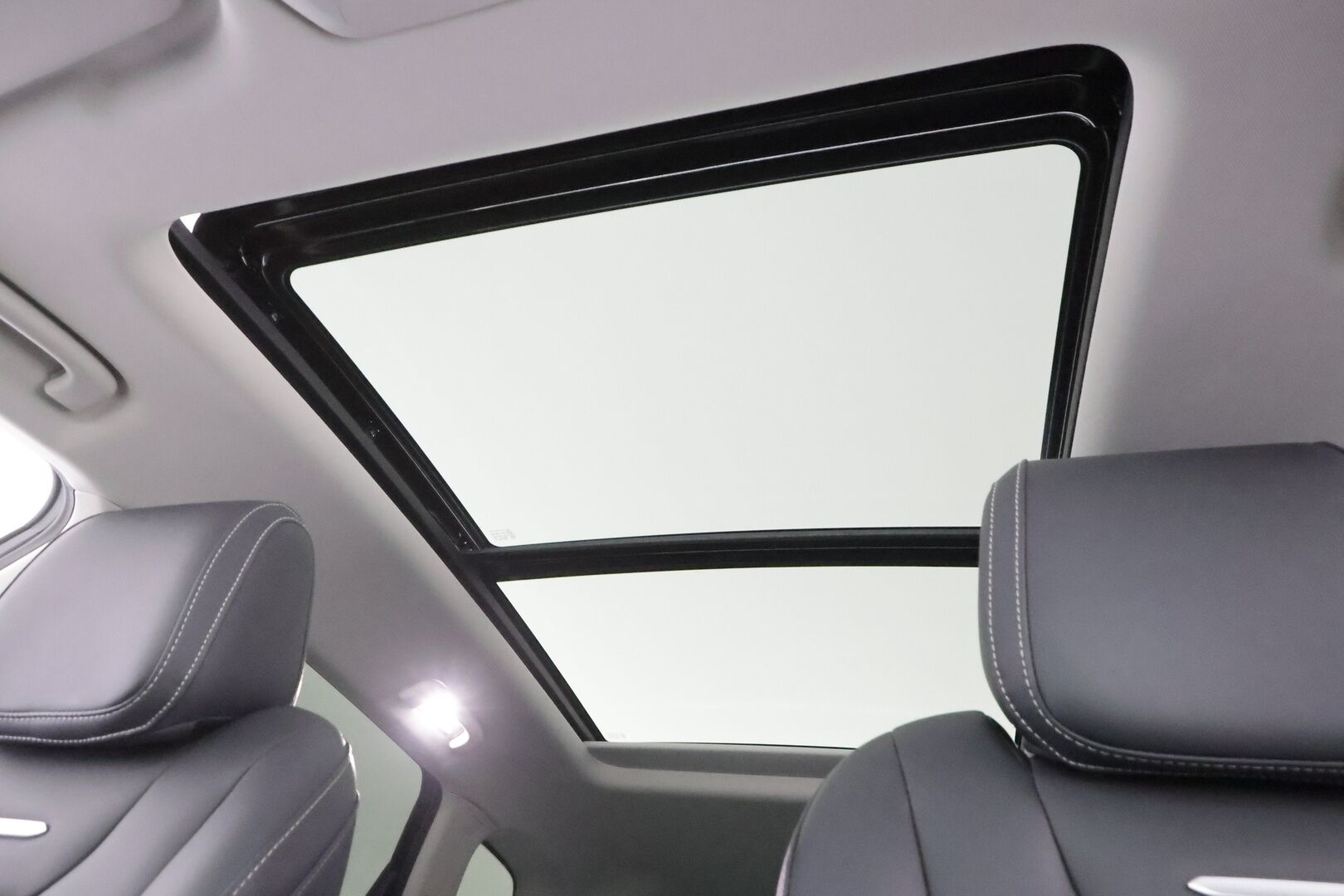 Maxus Euniq 6 2023 Grand Suv - | Panorama | ACC | 360 | Sähköpenkit | Full-LED | Nahkaverhoilu | Katveavustin | Kaistavahti | Keyless | Digimittaristo | Suomi-auto | 2x Latauskaapelit |