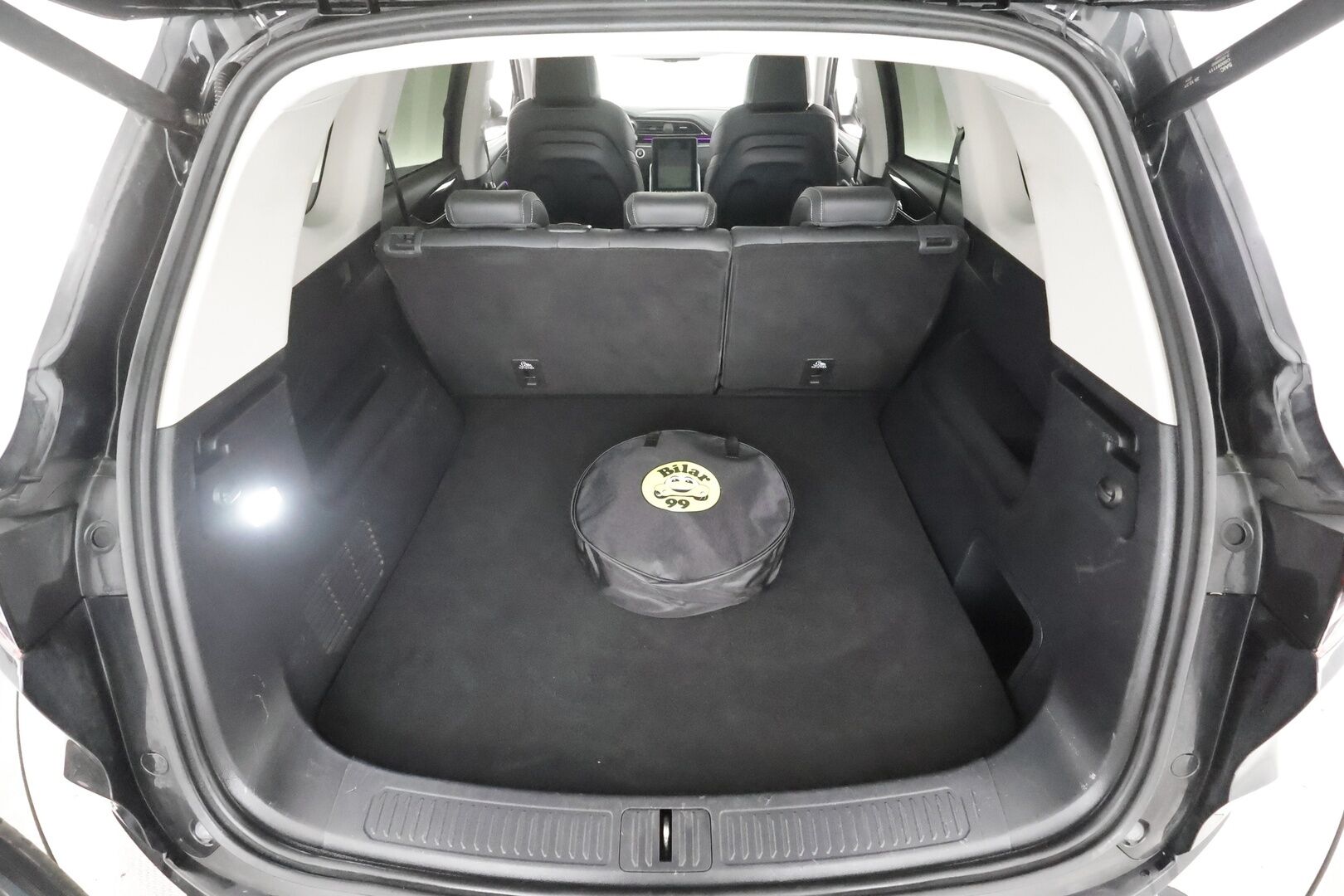 Maxus Euniq 6 2023 Grand Suv - | Panorama | ACC | 360 | Sähköpenkit | Full-LED | Nahkaverhoilu | Katveavustin | Kaistavahti | Keyless | Digimittaristo | Suomi-auto | 2x Latauskaapelit |