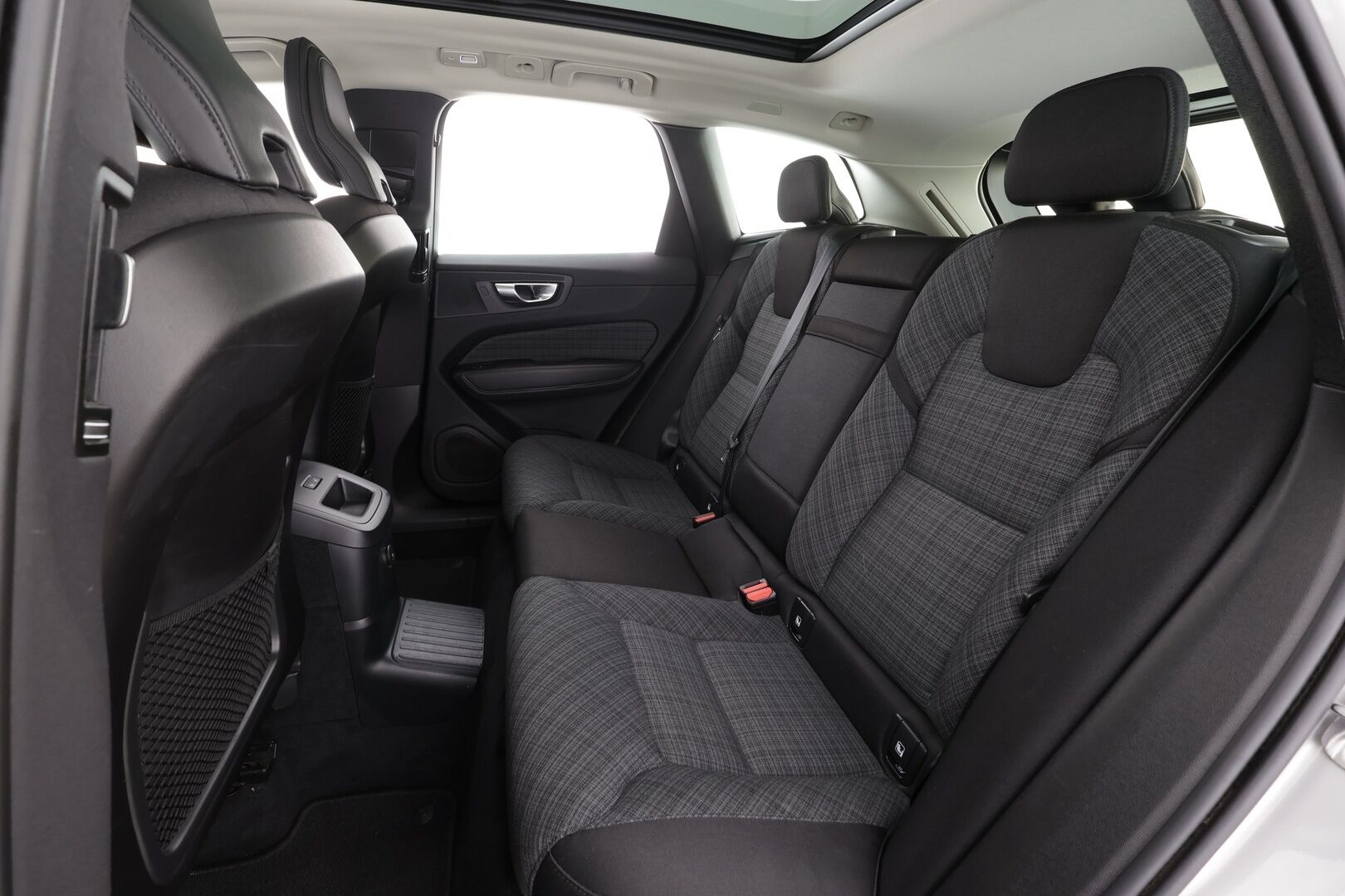 Volvo XC60 2023 T6 AWD Long Range Core aut * ACC / P.Kamera / Full LED / Webasto / Navi / Koukku / Panorama / Facelift * - 1.Om Suomi-auto / Akku kuntotarkastettu / Kahdet renkaat aluvanteilla / Merkkihuollettu