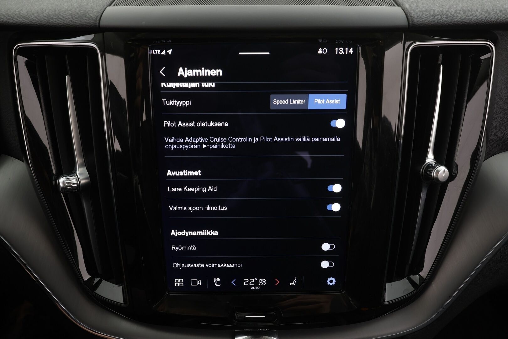 Volvo XC60 2023 T6 AWD Long Range Core aut * ACC / P.Kamera / Full LED / Webasto / Navi / Koukku / Panorama / Facelift * - 1.Om Suomi-auto / Akku kuntotarkastettu / Kahdet renkaat aluvanteilla / Merkkihuollettu