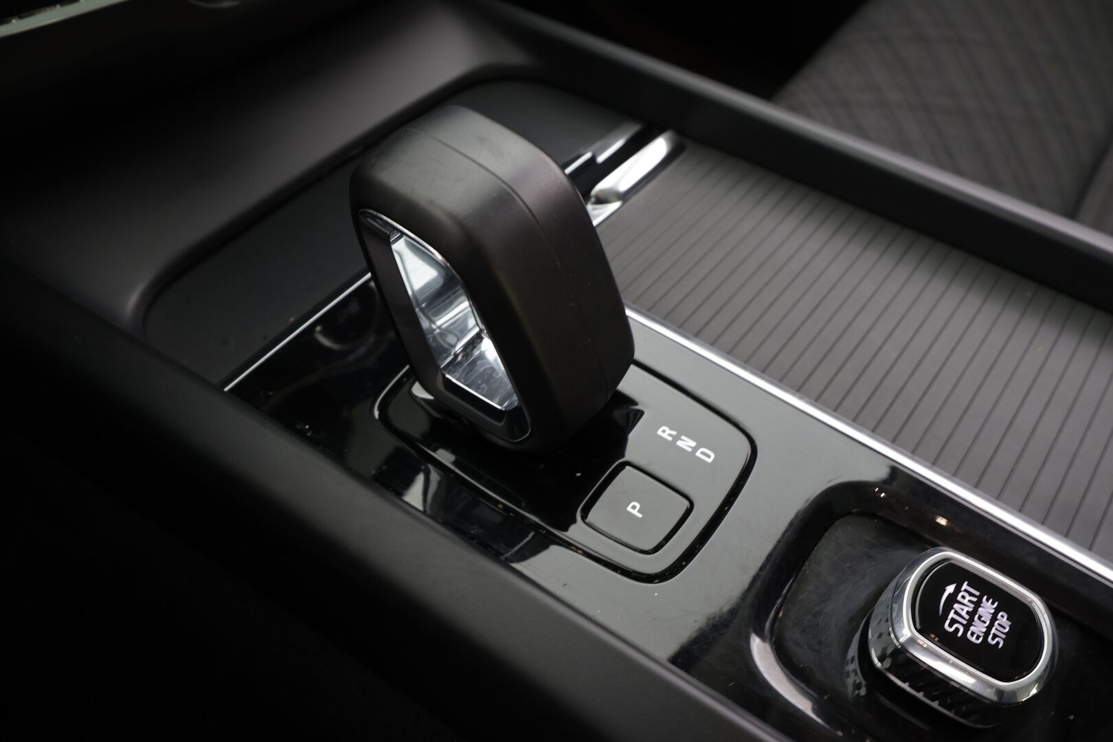 Volvo XC60 2023 T6 AWD Long Range Core aut * ACC / P.Kamera / Full LED / Webasto / Navi / Koukku / Panorama / Facelift * - 1.Om Suomi-auto / Akku kuntotarkastettu / Kahdet renkaat aluvanteilla / Merkkihuollettu