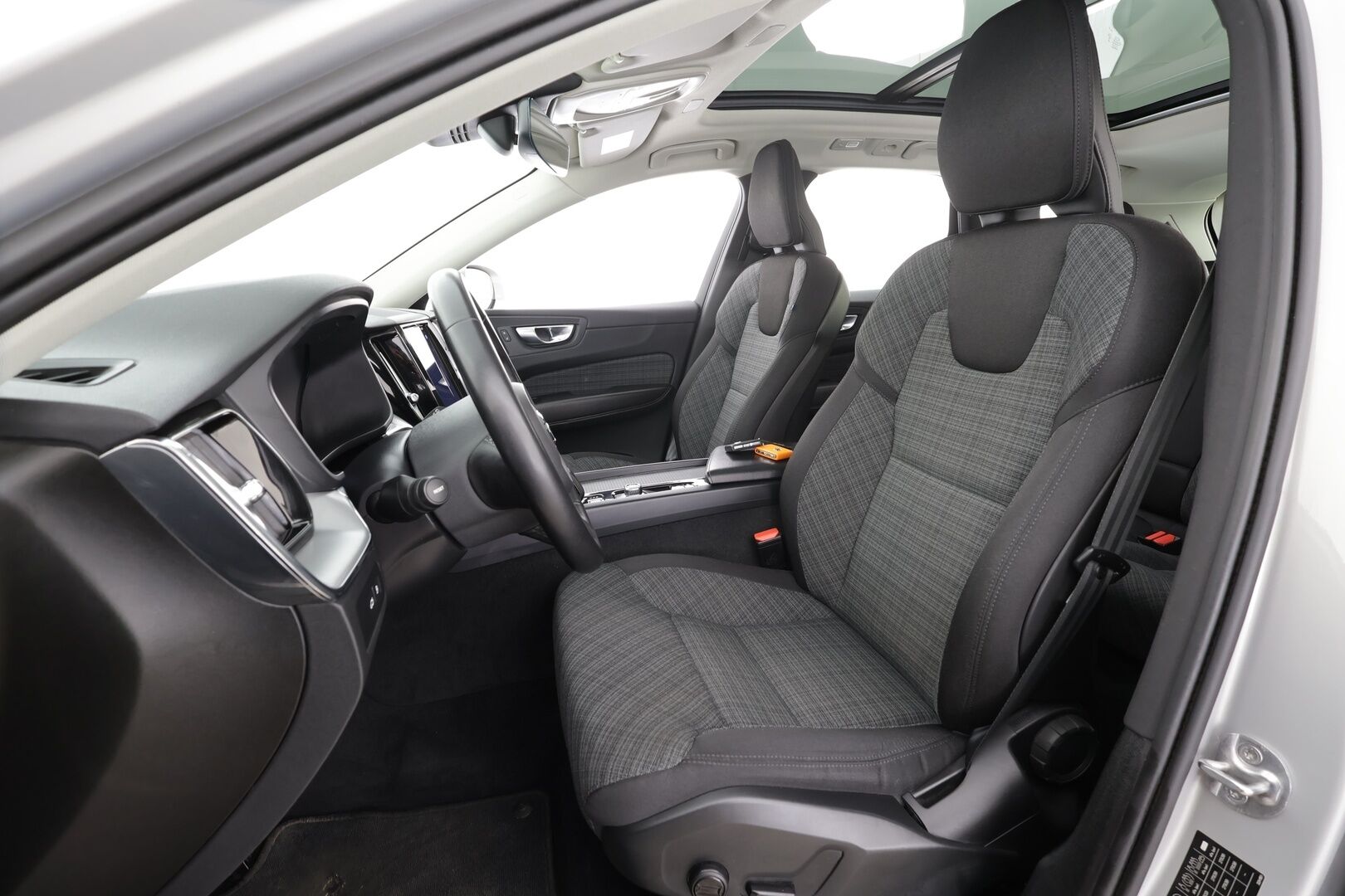 Volvo XC60 2023 T6 AWD Long Range Core aut * ACC / P.Kamera / Full LED / Webasto / Navi / Koukku / Panorama / Facelift * - 1.Om Suomi-auto / Akku kuntotarkastettu / Kahdet renkaat aluvanteilla / Merkkihuollettu