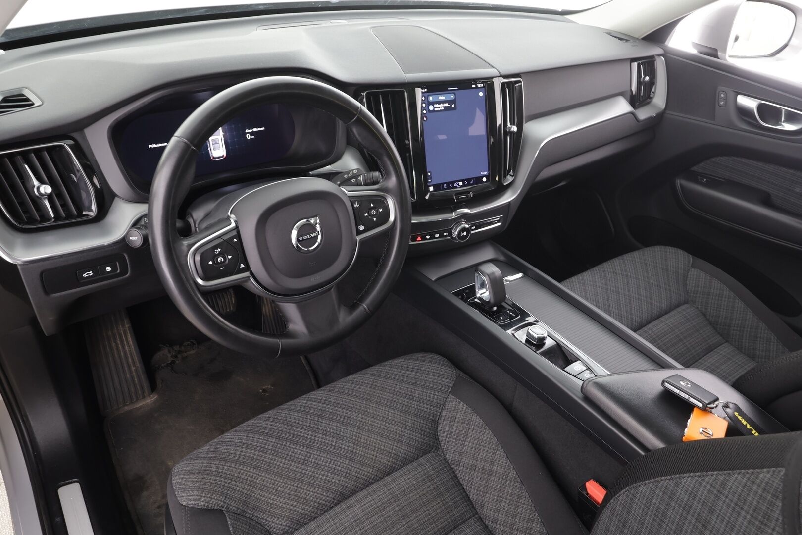 Volvo XC60 2023 T6 AWD Long Range Core aut * ACC / P.Kamera / Full LED / Webasto / Navi / Koukku / Panorama / Facelift * - 1.Om Suomi-auto / Akku kuntotarkastettu / Kahdet renkaat aluvanteilla / Merkkihuollettu