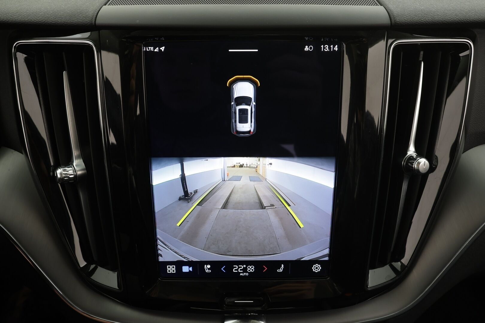 Volvo XC60 2023 T6 AWD Long Range Core aut * ACC / P.Kamera / Full LED / Webasto / Navi / Koukku / Panorama / Facelift * - 1.Om Suomi-auto / Akku kuntotarkastettu / Kahdet renkaat aluvanteilla / Merkkihuollettu