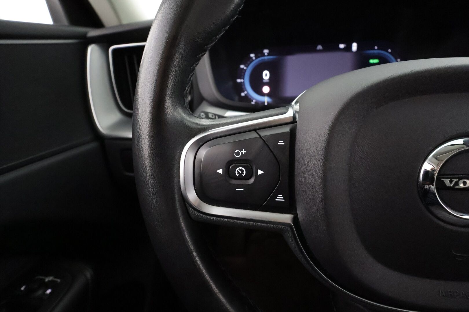 Volvo XC60 2023 T6 AWD Long Range Core aut * ACC / P.Kamera / Full LED / Webasto / Navi / Koukku / Panorama / Facelift * - 1.Om Suomi-auto / Akku kuntotarkastettu / Kahdet renkaat aluvanteilla / Merkkihuollettu