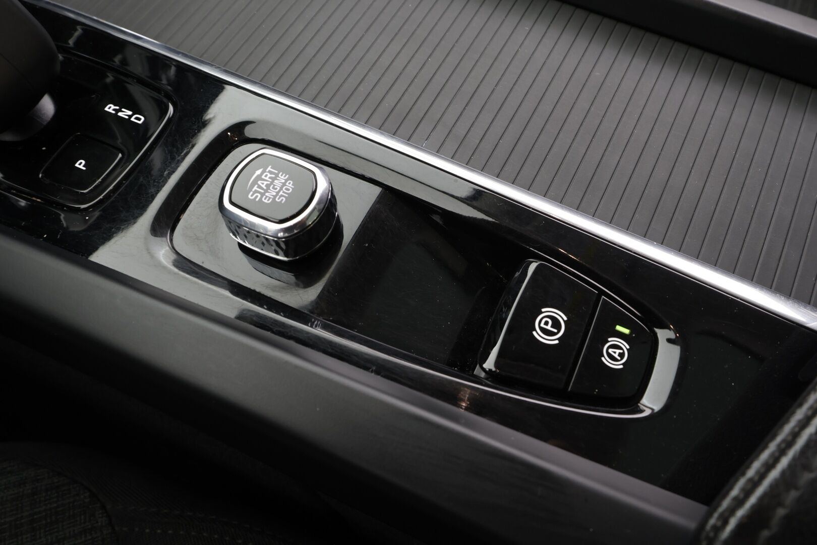 Volvo XC60 2023 T6 AWD Long Range Core aut * ACC / P.Kamera / Full LED / Webasto / Navi / Koukku / Panorama / Facelift * - 1.Om Suomi-auto / Akku kuntotarkastettu / Kahdet renkaat aluvanteilla / Merkkihuollettu