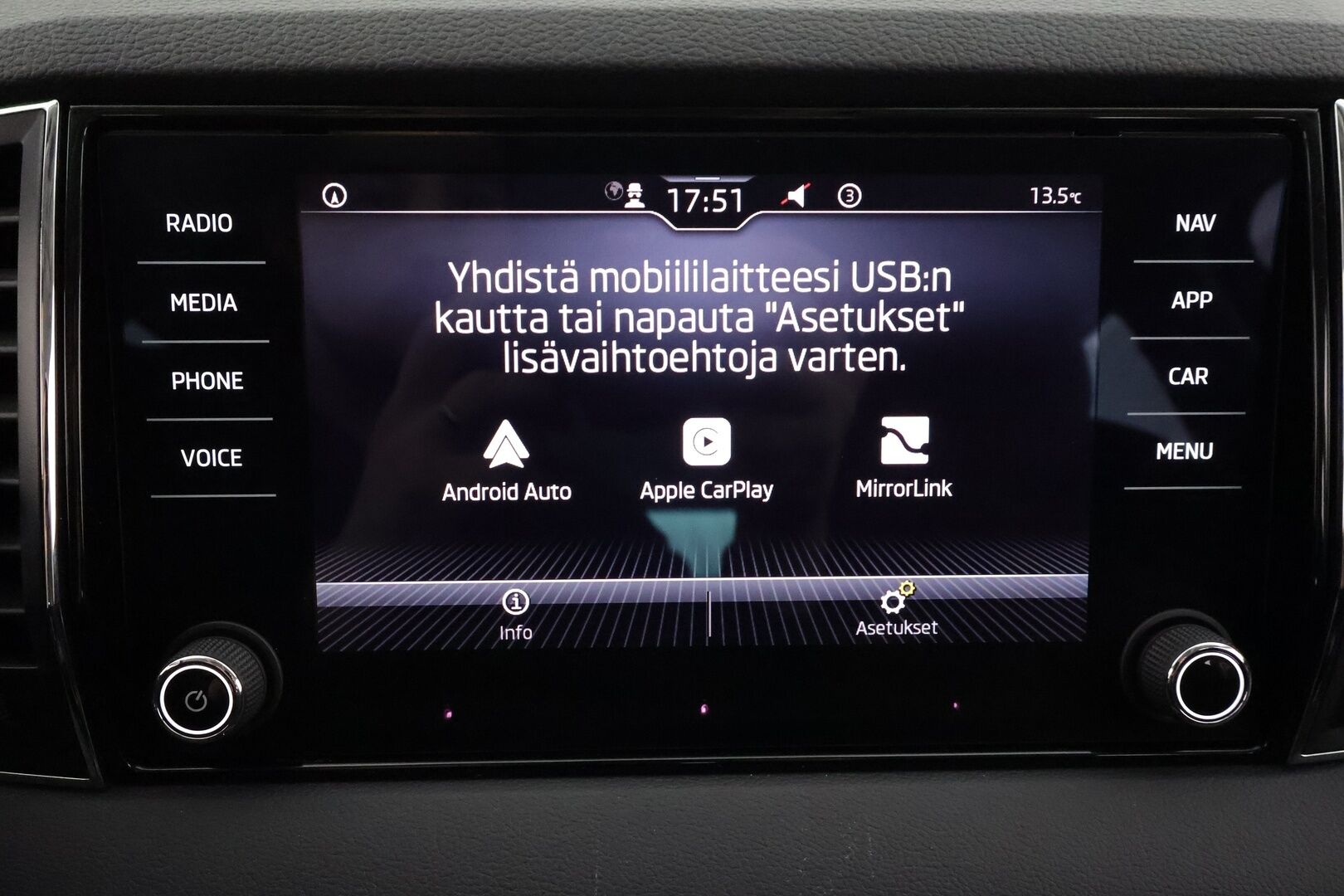 Skoda Karoq 2023 2.0 TDI 150 4x4 Ambition DSG Autom. * Vakkari / Koukku / LED / P.tutka / Webasto / KeylessGo * - Suomi-auto / Kahdet renkaat aluvanteilla - HULLU BLACKWEEK KORKOTARJOUS 2,49%