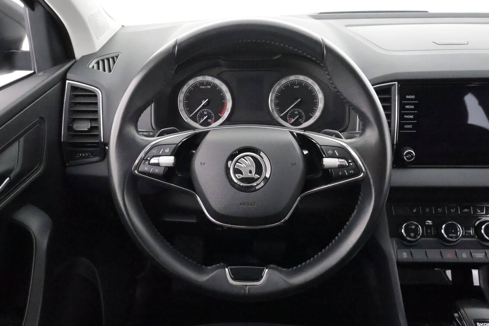 Skoda Karoq 2023 2.0 TDI 150 4x4 Ambition DSG Autom. * Vakkari / Koukku / LED / P.tutka / Webasto / KeylessGo * - Suomi-auto / Kahdet renkaat aluvanteilla - HULLU BLACKWEEK KORKOTARJOUS 2,49%