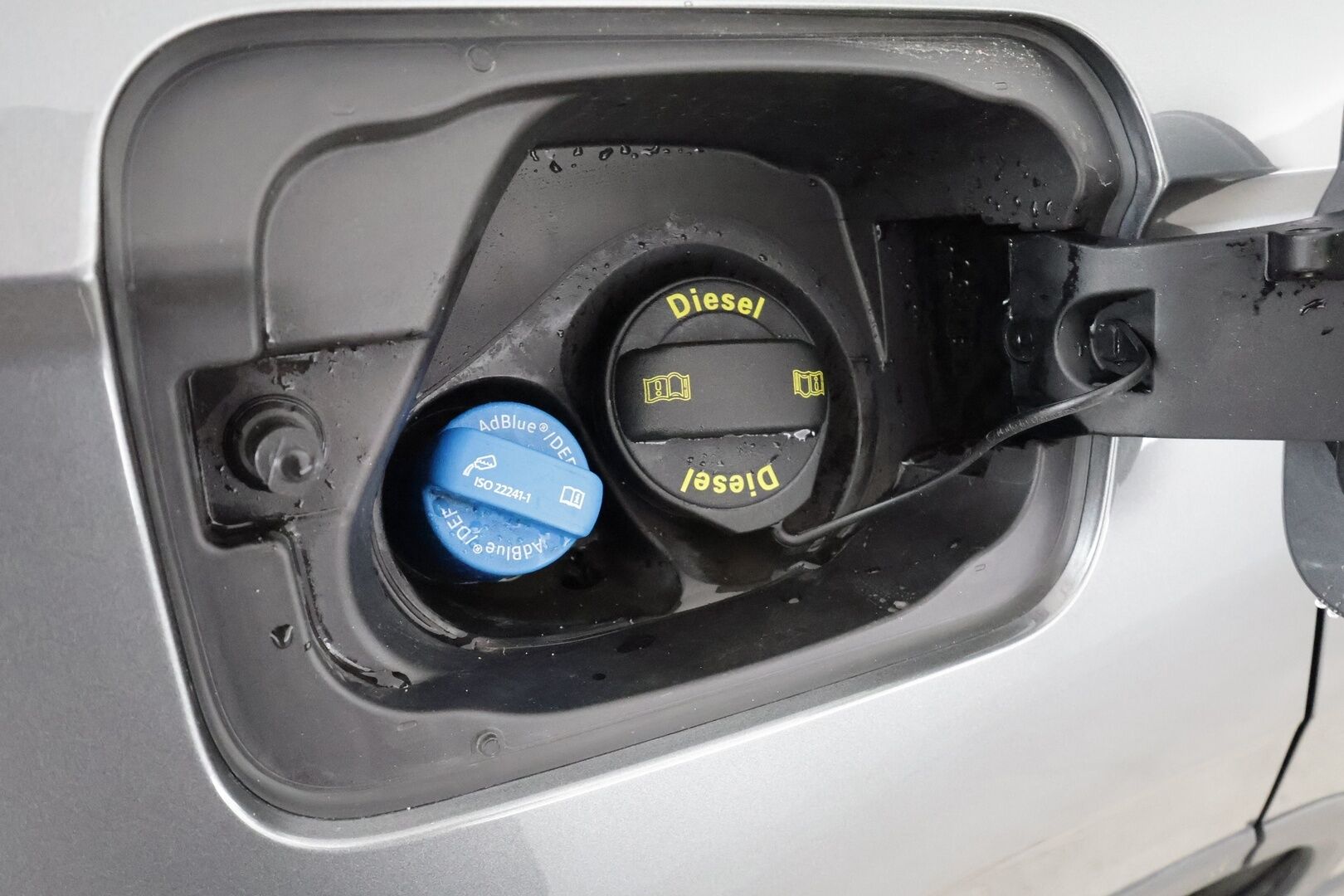 Skoda Karoq 2023 2.0 TDI 150 4x4 Ambition DSG Autom. * Vakkari / Koukku / LED / P.tutka / Webasto / KeylessGo * - Suomi-auto / Kahdet renkaat aluvanteilla - HULLU BLACKWEEK KORKOTARJOUS 2,49%