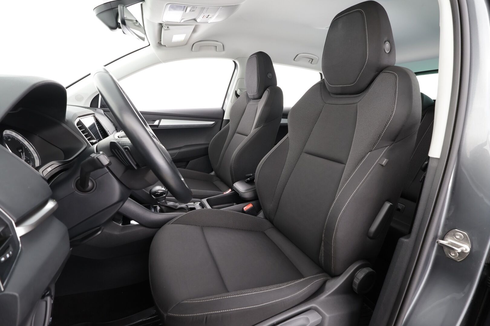 Skoda Karoq 2023 2.0 TDI 150 4x4 Ambition DSG Autom. * Vakkari / Koukku / LED / P.tutka / Webasto / KeylessGo * - Suomi-auto / Kahdet renkaat aluvanteilla - HULLU BLACKWEEK KORKOTARJOUS 2,49%