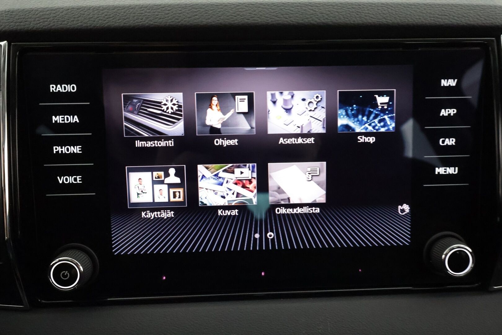 Skoda Karoq 2023 2.0 TDI 150 4x4 Ambition DSG Autom. * Vakkari / Koukku / LED / P.tutka / Webasto / KeylessGo * - Suomi-auto / Kahdet renkaat aluvanteilla - HULLU BLACKWEEK KORKOTARJOUS 2,49%