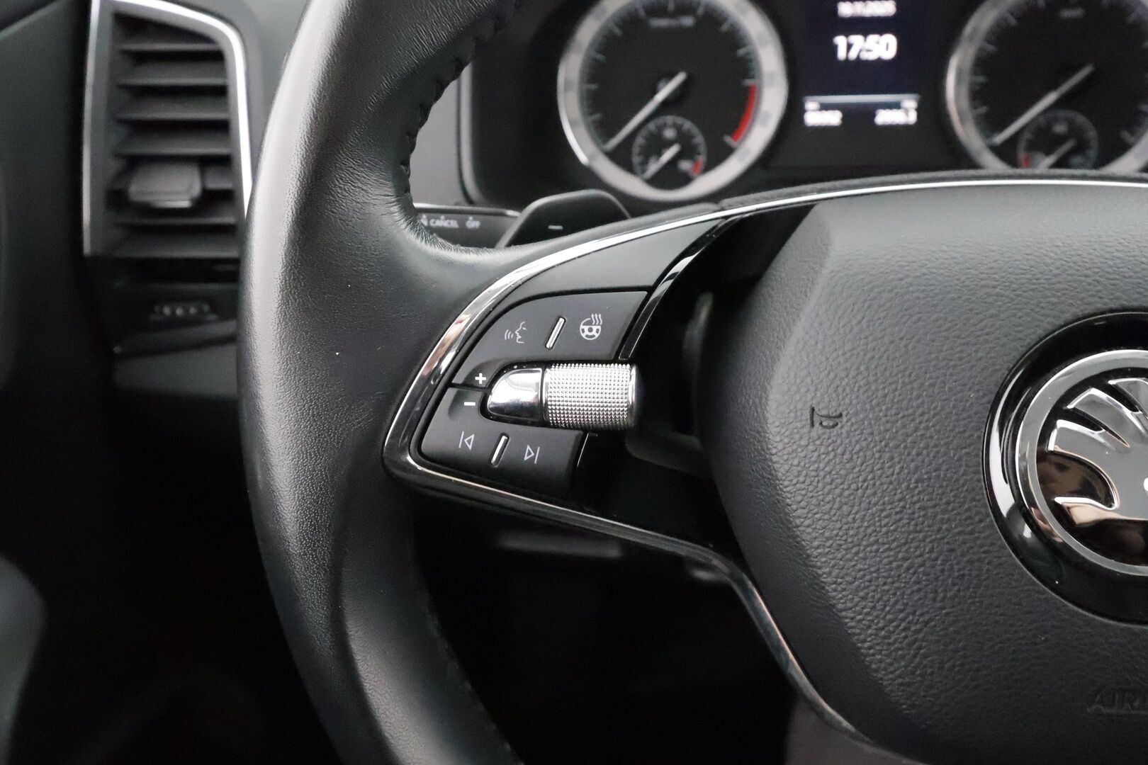 Skoda Karoq 2023 2.0 TDI 150 4x4 Ambition DSG Autom. * Vakkari / Koukku / LED / P.tutka / Webasto / KeylessGo * - Suomi-auto / Kahdet renkaat aluvanteilla - HULLU BLACKWEEK KORKOTARJOUS 2,49%