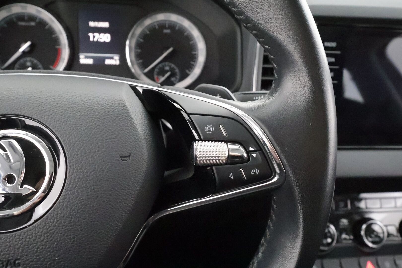 Skoda Karoq 2023 2.0 TDI 150 4x4 Ambition DSG Autom. * Vakkari / Koukku / LED / P.tutka / Webasto / KeylessGo * - Suomi-auto / Kahdet renkaat aluvanteilla - HULLU BLACKWEEK KORKOTARJOUS 2,49%