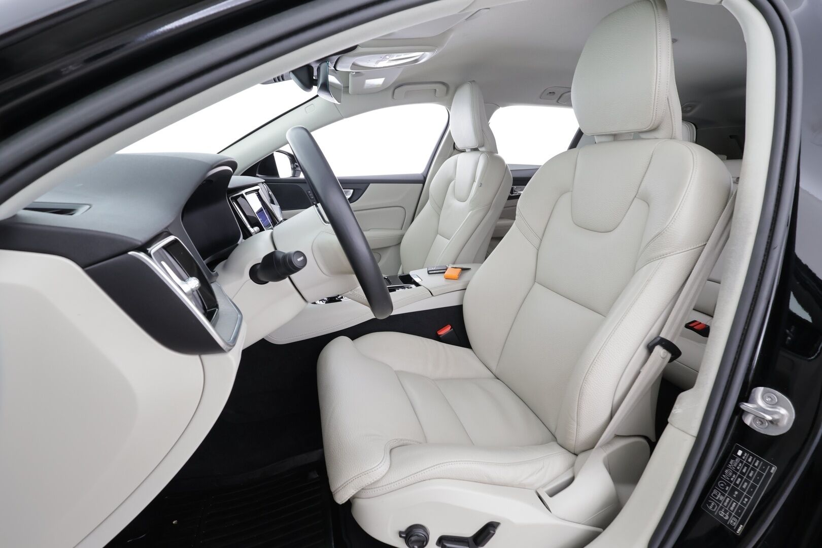 Volvo V60 2023 T6 AWD Long Range Plus Bright aut * ACC / Koukku / Full-LED / P.Kamera / Sportnahat Muistilla / Navi / Kaistavahti * - 1-om Suomi-auto / Akku kuntotarkastettu / 2x Latauskaapelit / Kahdet renkaat aluvanteilla / Merkkihuollot