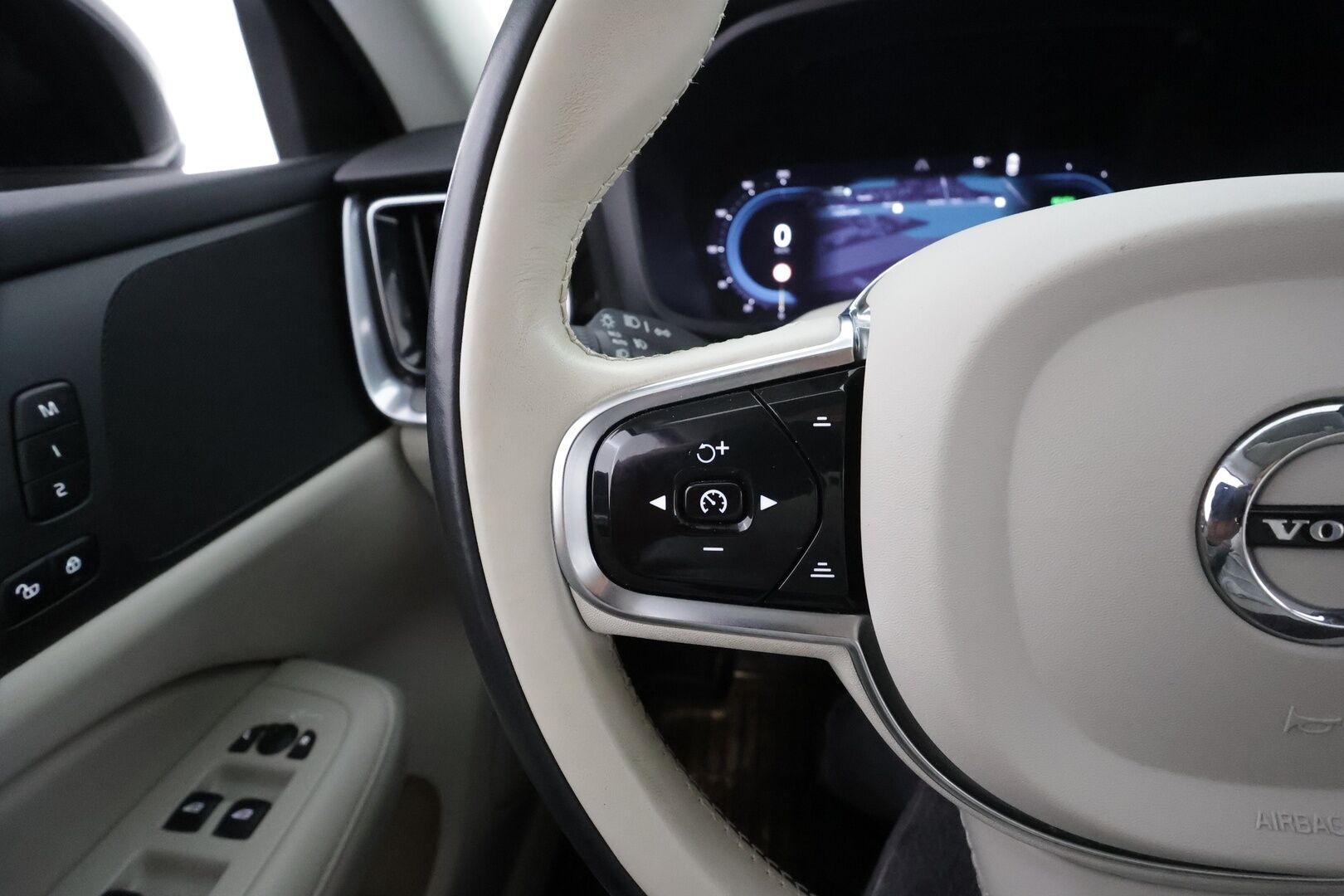 Volvo V60 2023 T6 AWD Long Range Plus Bright aut * ACC / Koukku / Full-LED / P.Kamera / Sportnahat Muistilla / Navi / Kaistavahti * - 1-om Suomi-auto / Akku kuntotarkastettu / 2x Latauskaapelit / Kahdet renkaat aluvanteilla / Merkkihuollot