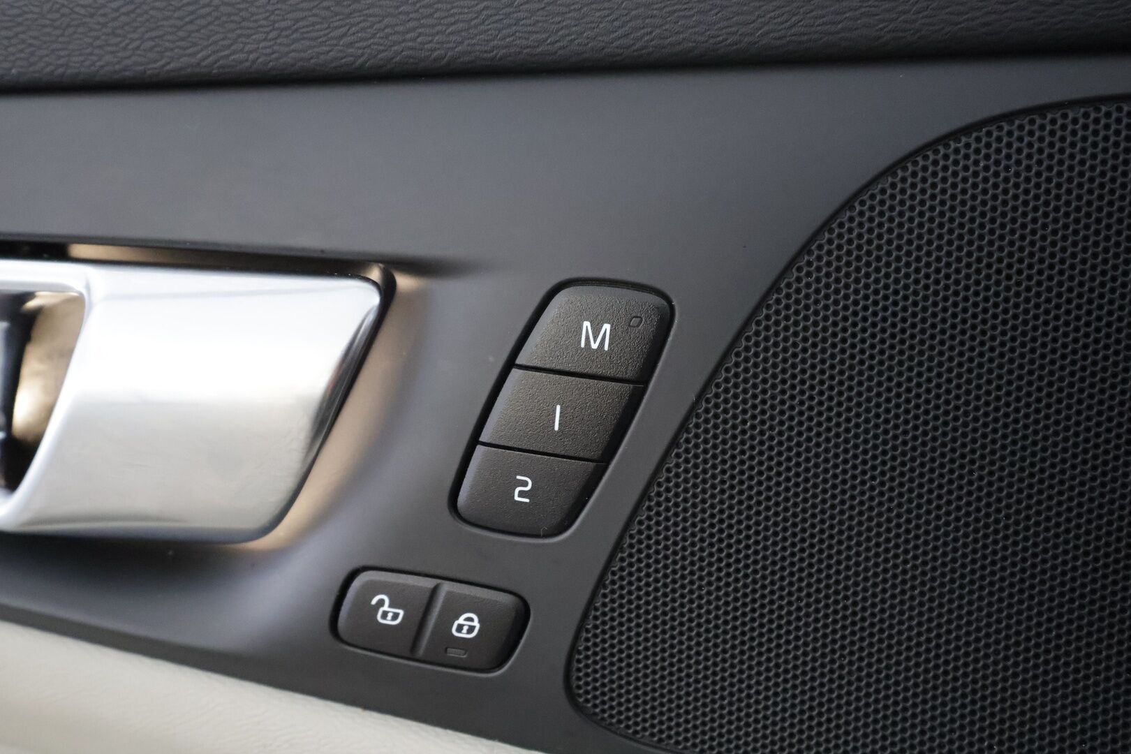 Volvo V60 2023 T6 AWD Long Range Plus Bright aut * ACC / Koukku / Full-LED / P.Kamera / Sportnahat Muistilla / Navi / Kaistavahti * - 1-om Suomi-auto / Akku kuntotarkastettu / 2x Latauskaapelit / Kahdet renkaat aluvanteilla / Merkkihuollot