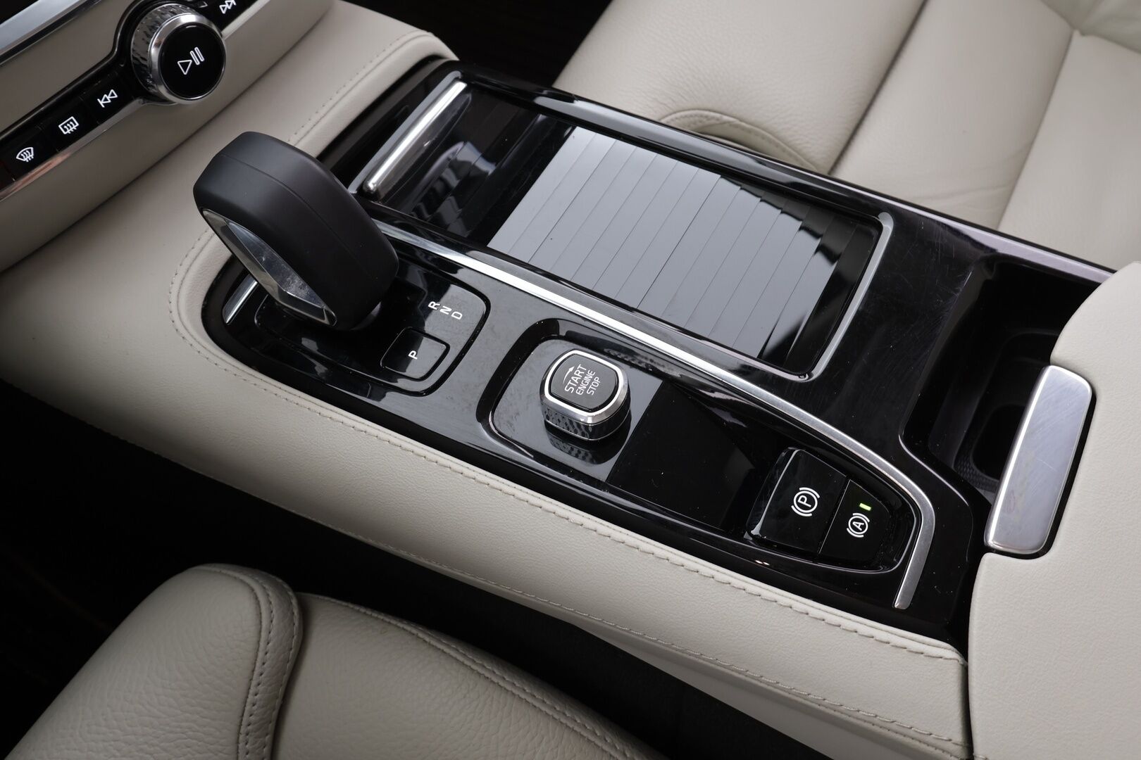 Volvo V60 2023 T6 AWD Long Range Plus Bright aut * ACC / Koukku / Full-LED / P.Kamera / Sportnahat Muistilla / Navi / Kaistavahti * - 1-om Suomi-auto / Akku kuntotarkastettu / 2x Latauskaapelit / Kahdet renkaat aluvanteilla / Merkkihuollot