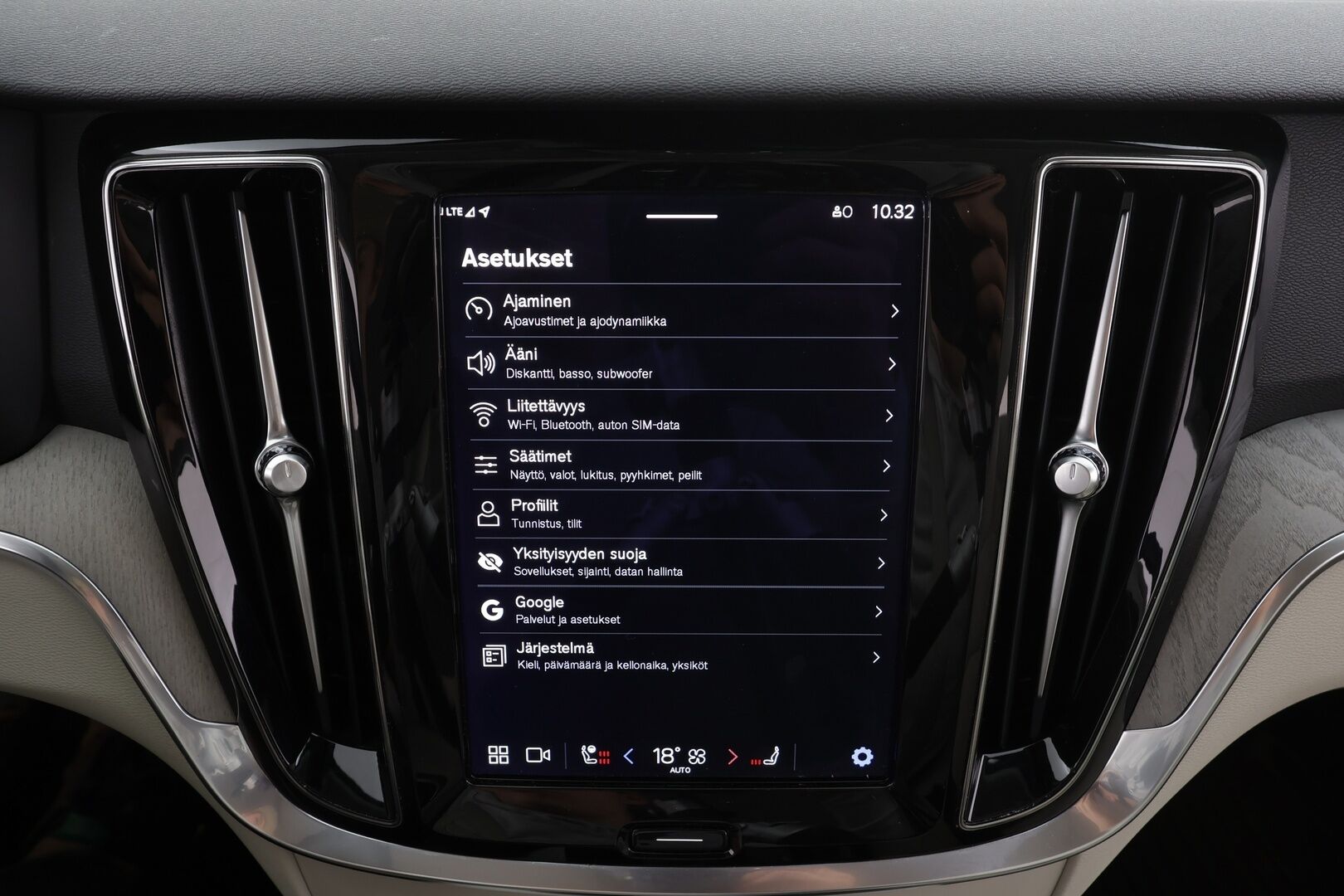 Volvo V60 2023 T6 AWD Long Range Plus Bright aut * ACC / Koukku / Full-LED / P.Kamera / Sportnahat Muistilla / Navi / Kaistavahti * - 1-om Suomi-auto / Akku kuntotarkastettu / 2x Latauskaapelit / Kahdet renkaat aluvanteilla / Merkkihuollot