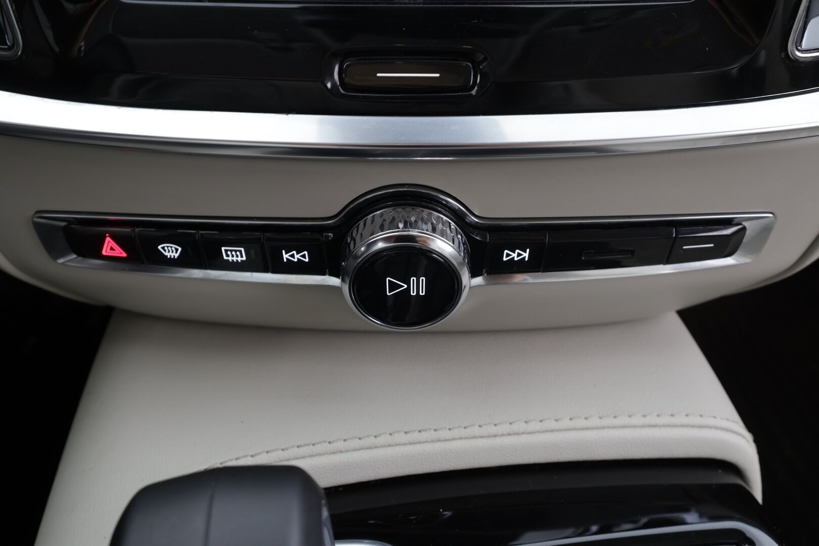 Volvo V60 2023 T6 AWD Long Range Plus Bright aut * ACC / Koukku / Full-LED / P.Kamera / Sportnahat Muistilla / Navi / Kaistavahti * - 1-om Suomi-auto / Akku kuntotarkastettu / 2x Latauskaapelit / Kahdet renkaat aluvanteilla / Merkkihuollot