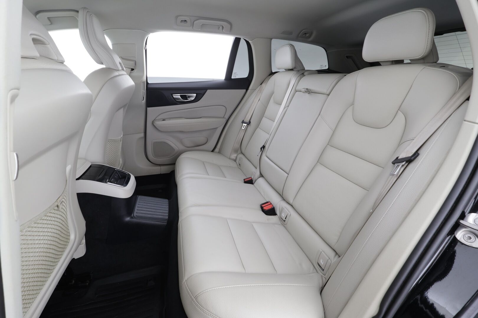 Volvo V60 2023 T6 AWD Long Range Plus Bright aut * ACC / Koukku / Full-LED / P.Kamera / Sportnahat Muistilla / Navi / Kaistavahti * - 1-om Suomi-auto / Akku kuntotarkastettu / 2x Latauskaapelit / Kahdet renkaat aluvanteilla / Merkkihuollot