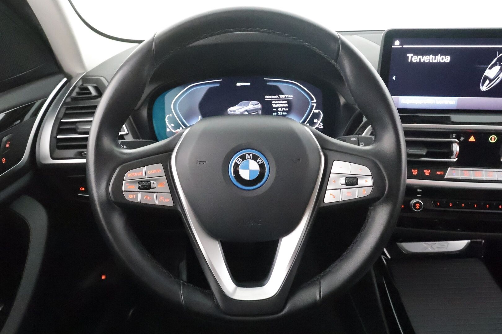 BMW X3 2023 G01 xDrive 30e A Charged Edition * HiFi / Sportnahat / LED / P.Kamera / Koukku / ACC / Navi * - 1-om Suomi-auto / Akku kuntotarkastettu SoH  94% / 2x Latauskaapelit / Kahdet renkaat aluvanteilla / Merkkihuollot