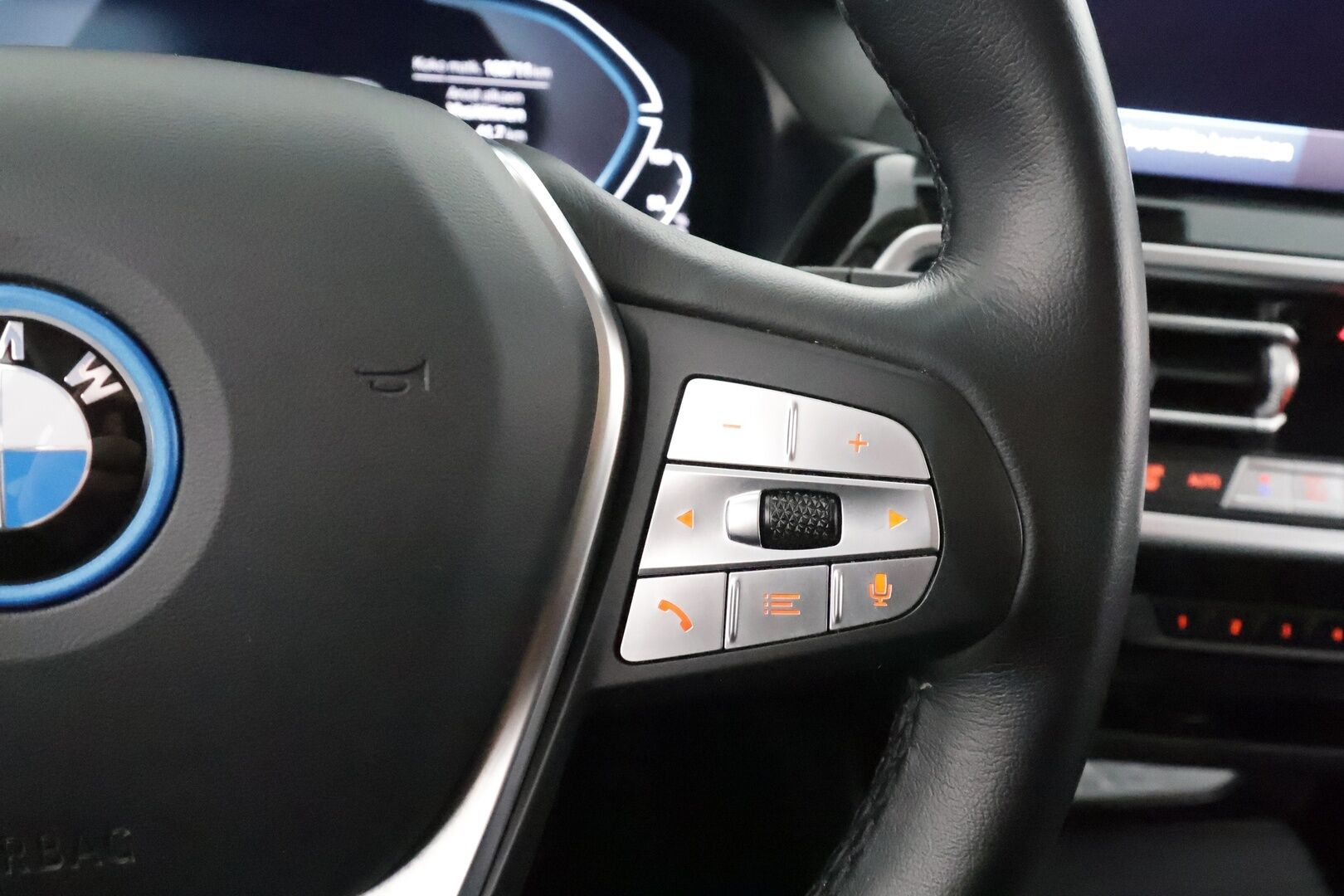 BMW X3 2023 G01 xDrive 30e A Charged Edition *ACC / Vetokoukku / HiFi / Sportnahat / LED / P.Kamera / Navi * - 1-om Suomi-auto / Akku kuntotarkastettu SoH  94% / 2x Latauskaapelit / Kahdet renkaat aluvanteilla / Merkkihuollot - HULLUT AVAJAISHULINAT KORKOTARJOUS 3,29 %