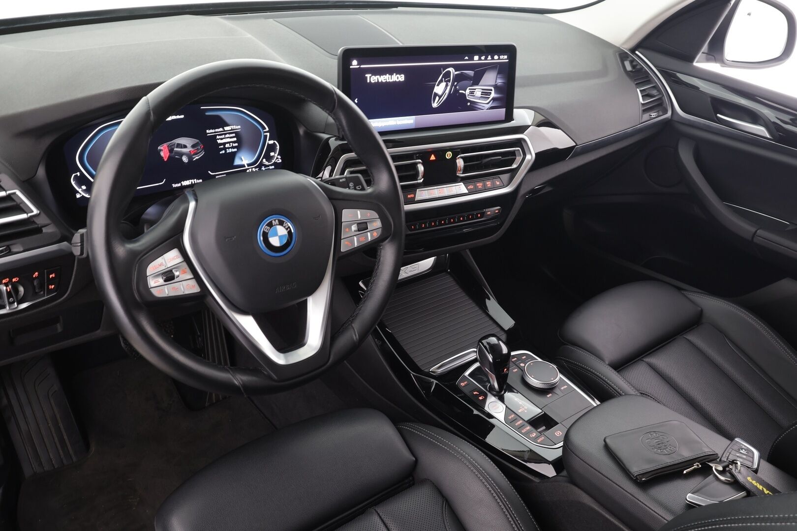 BMW X3 2023 G01 xDrive 30e A Charged Edition * HiFi / Sportnahat / LED / P.Kamera / Koukku / ACC / Navi * - 1-om Suomi-auto / Akku kuntotarkastettu SoH  94% / 2x Latauskaapelit / Kahdet renkaat aluvanteilla / Merkkihuollot