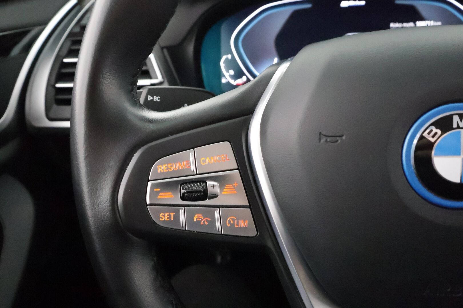 BMW X3 2023 G01 xDrive 30e A Charged Edition * HiFi / Sportnahat / LED / P.Kamera / Koukku / ACC / Navi * - 1-om Suomi-auto / Akku kuntotarkastettu SoH  94% / 2x Latauskaapelit / Kahdet renkaat aluvanteilla / Merkkihuollot