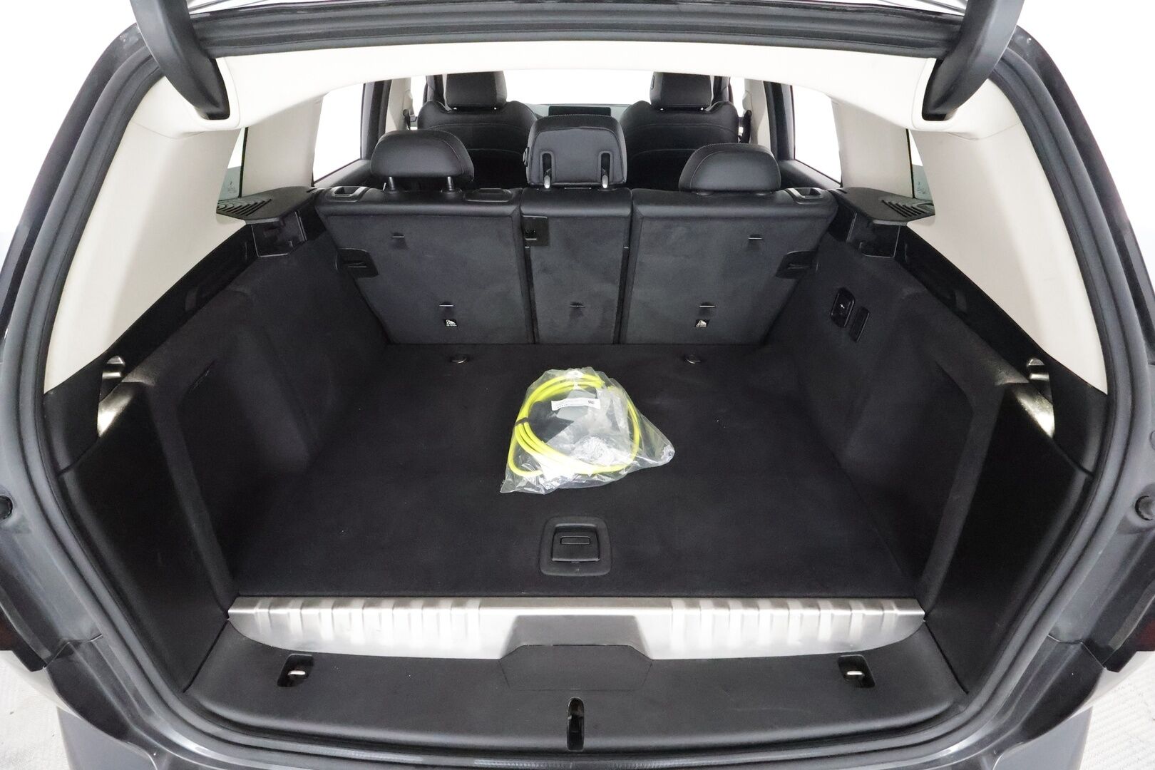 BMW X3 2023 G01 xDrive 30e A Charged Edition * HiFi / Sportnahat / LED / P.Kamera / Koukku / ACC / Navi * - 1-om Suomi-auto / Akku kuntotarkastettu SoH  94% / 2x Latauskaapelit / Kahdet renkaat aluvanteilla / Merkkihuollot