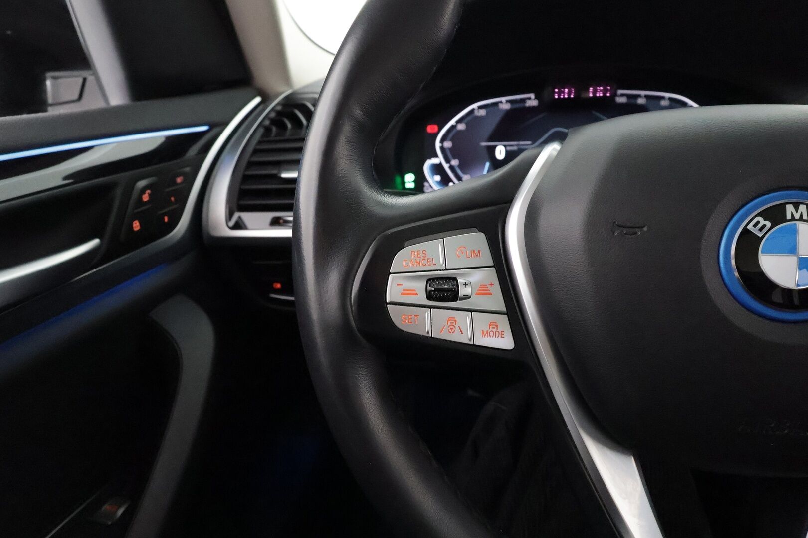 BMW iX3 2021 G08 Charged - 3,99 % KORKOTARJOUS TÄHÄN AUTOON - Panorama / Adapt. Vakkari / Koukku / P. kamera / LED-valot / Muistipenkki / kaistavahti / Navi / 2x Renkaat /