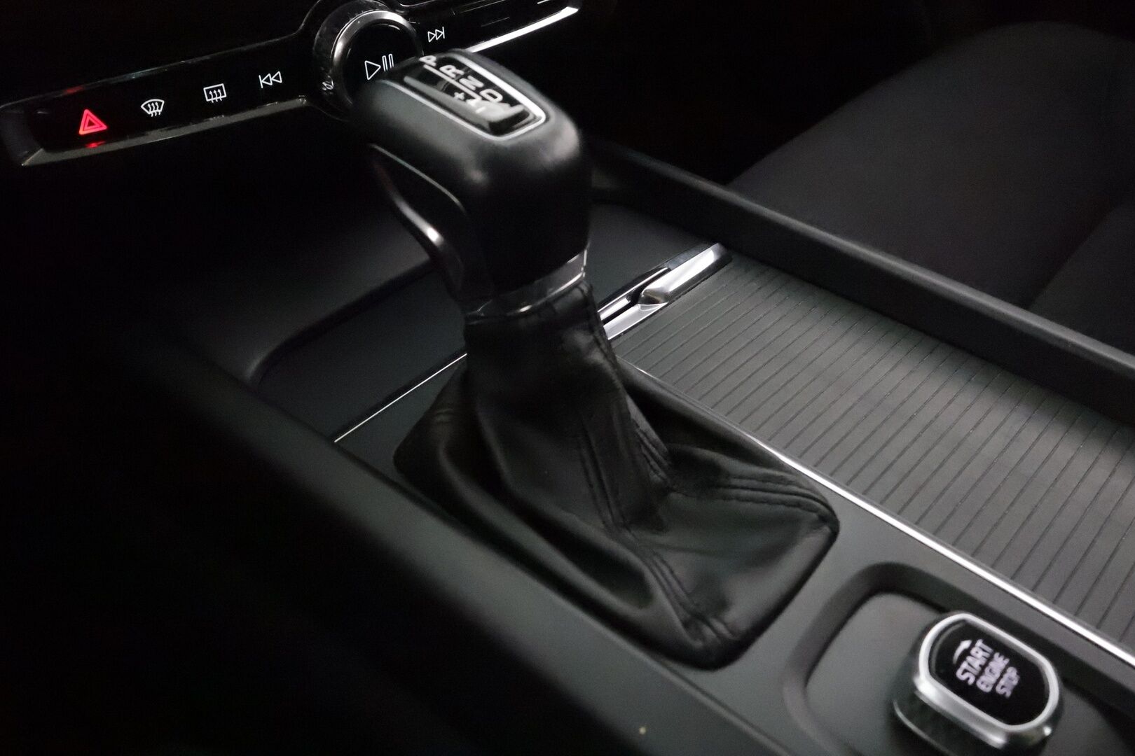 Volvo V60 2019 D3 momentum **Webasto / Adapt.Vakkari / LED-valot / P.Tutkat / Kaistavahti** - Kahdet Renkaat / Merkkihuollettu!
