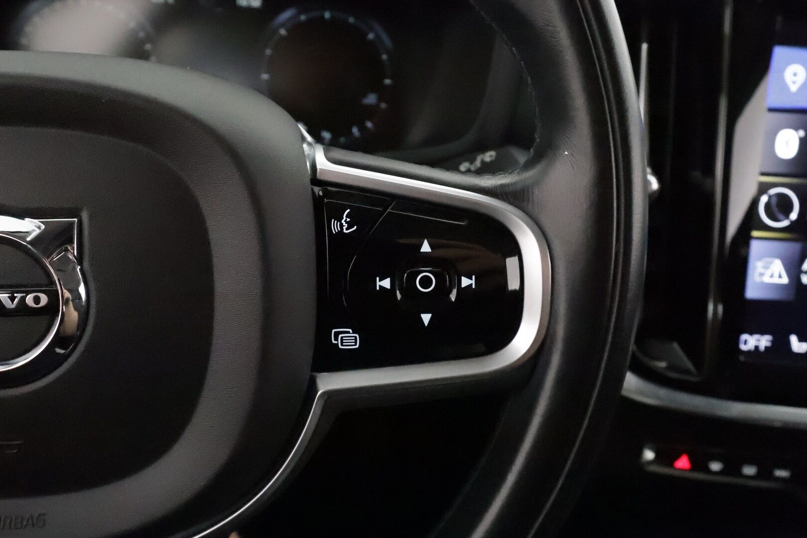 Volvo V60 2019 D3 momentum **Webasto / Adapt.Vakkari / LED-valot / P.Tutkat / Kaistavahti** - Kahdet Renkaat / Merkkihuollettu!