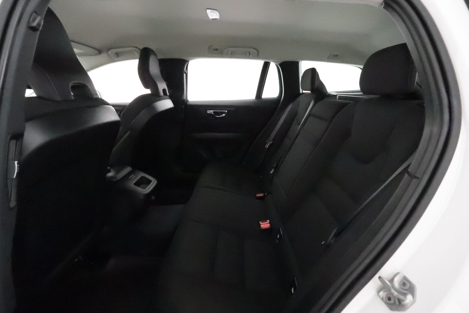 Volvo V60 2019 D3 momentum **Webasto / Adapt.Vakkari / LED-valot / P.Tutkat / Kaistavahti** - Kahdet Renkaat / Merkkihuollettu!