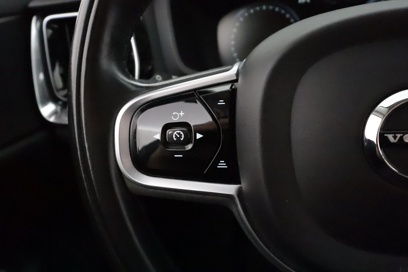 Volvo V60 2019 D3 momentum **Webasto / Adapt.Vakkari / LED-valot / P.Tutkat / Kaistavahti** - Kahdet Renkaat / Merkkihuollettu!