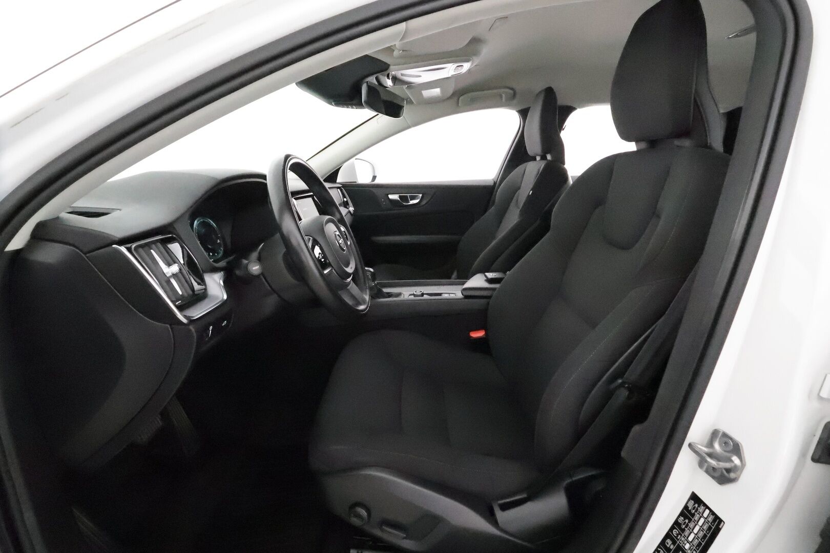 Volvo V60 2019 D3 momentum **Webasto / Adapt.Vakkari / LED-valot / P.Tutkat / Kaistavahti** - Kahdet Renkaat / Merkkihuollettu!