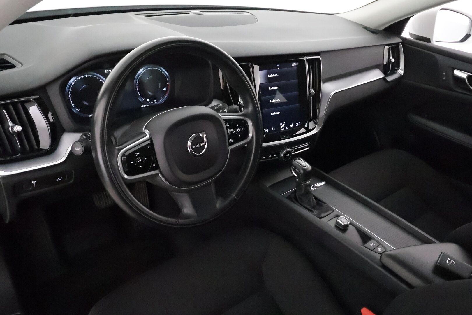 Volvo V60 2019 D3 momentum **Webasto / Adapt.Vakkari / LED-valot / P.Tutkat / Kaistavahti** - Kahdet Renkaat / Merkkihuollettu!