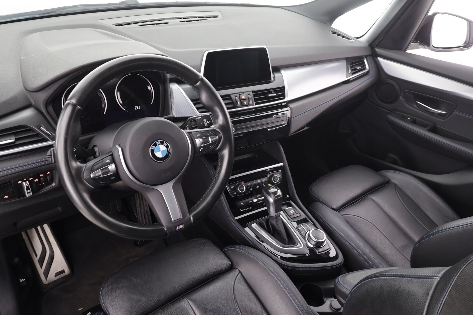 BMW 225 2019 F45 Active Tourer 225xe A Business M Sport * LED / P.Kamera / Sportnahat / Navi / Vakkari / Facelift * - 2x Latauskaapelit / Kahdet renkaat / Merkkihuollot