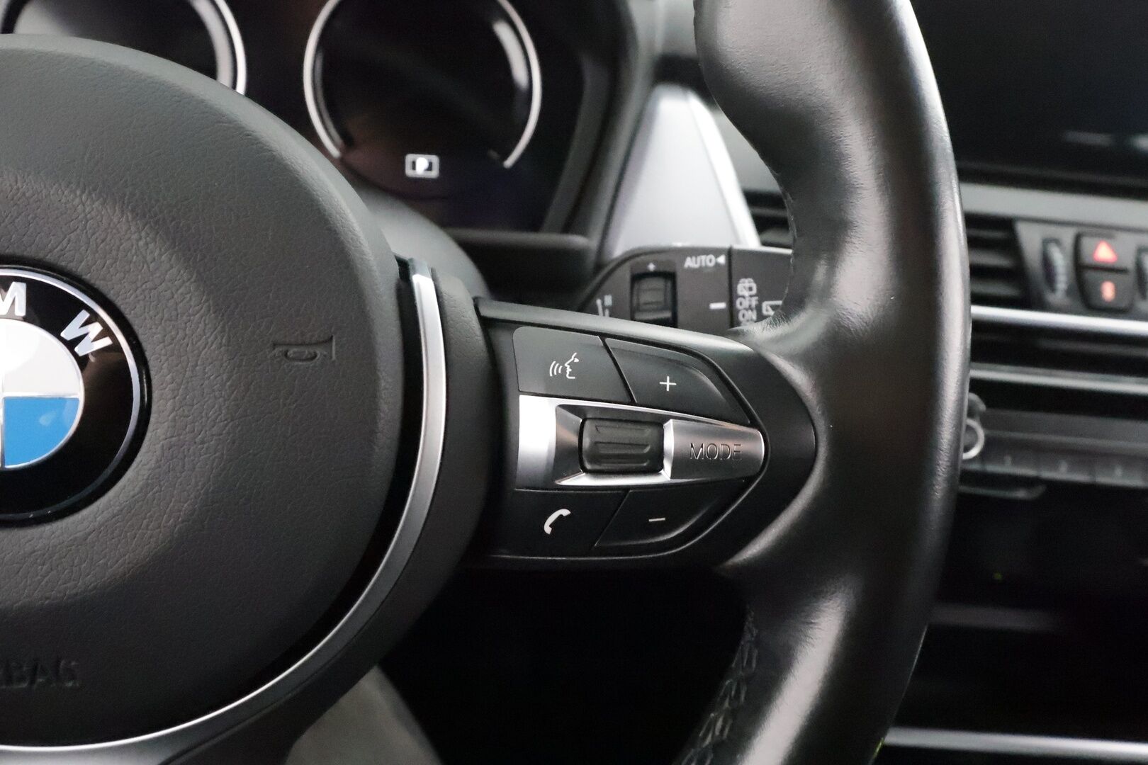 BMW 225 2019 F45 Active Tourer 225xe A Business M Sport * LED / P.Kamera / Sportnahat / Navi / Vakkari / Facelift * - 2x Latauskaapelit / Kahdet renkaat / Merkkihuollot