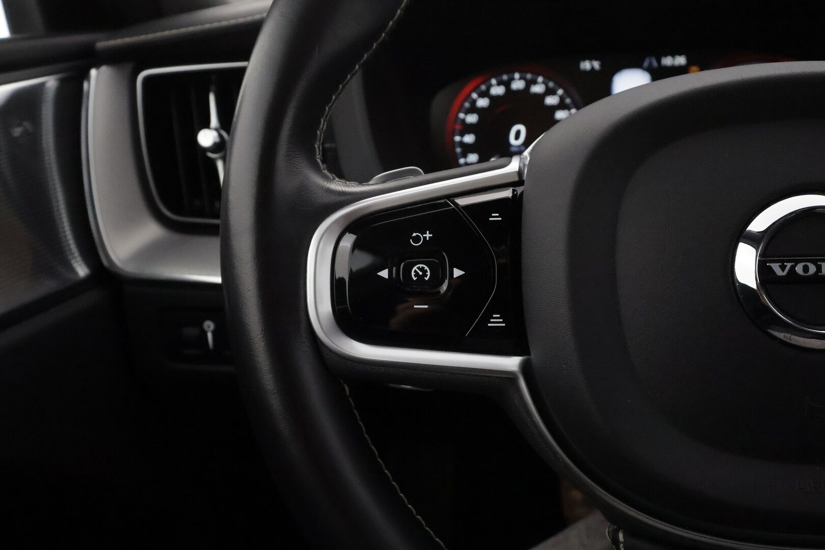 Volvo XC60 2020 T8 TwE AWD R-Design aut - | B&W | ACC | Webasto | Koukku | Panorama | Muistipenkki | Full-LED | P.kamera | Ratinlämmitys | Keyless | Apple&Android | 1.Om suomi-auto | Kahdet Renkaat |